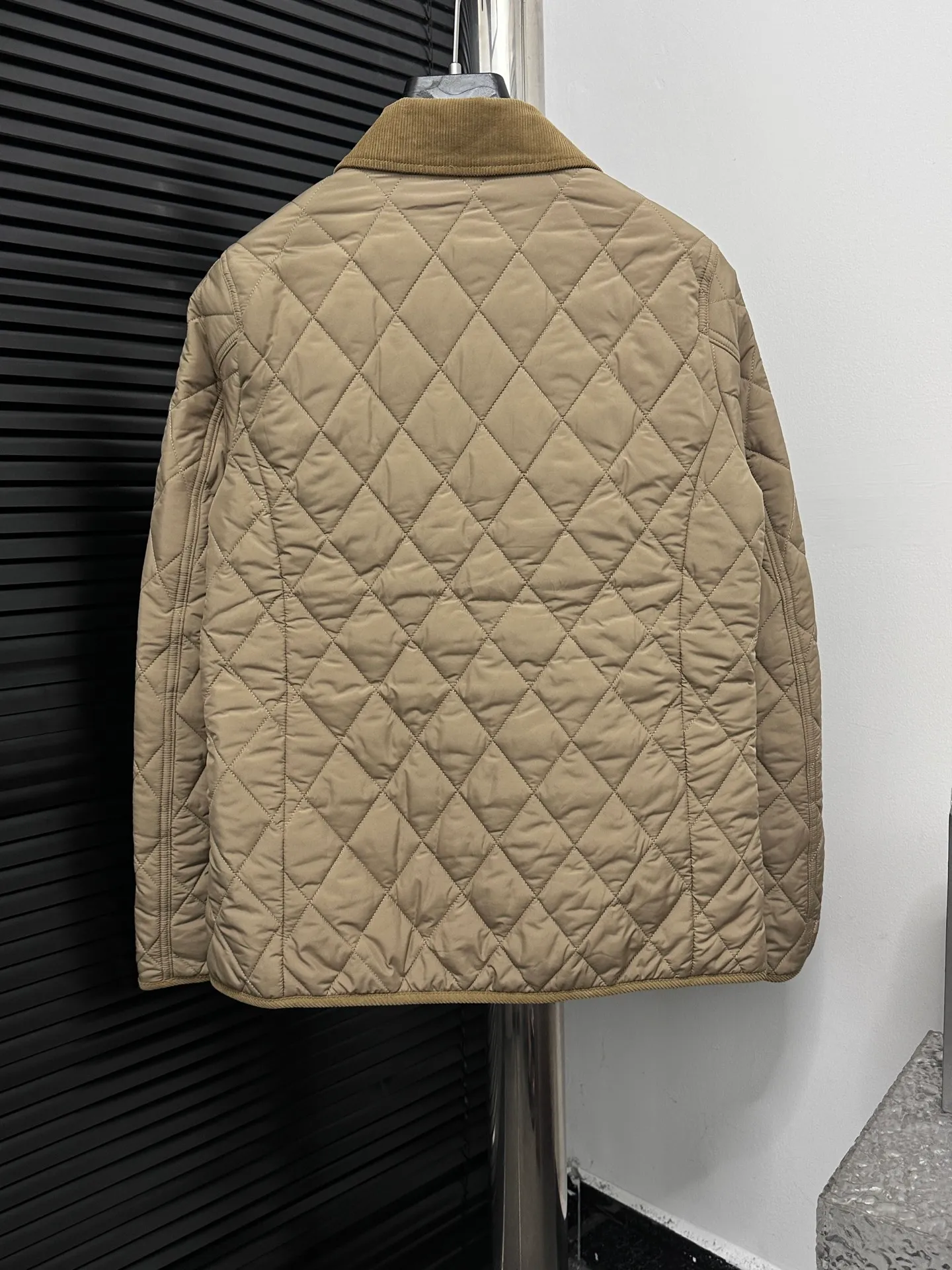 ￼ P530 【Ralph Lauren】Ralph Lauren cotton-padded jacket. The face is filled with imitation down cotton. Three-in-one rhombus quilted embroidery. Soft and comfortable. Warm and comfortable. Corduroy strips run through the whole body. No knots or overlaps. Artificial curling. Fine workmanship. Does not look bloated. The upper body is light and not bloated. Soft and comfortable. Highly recommended. Size: S M L